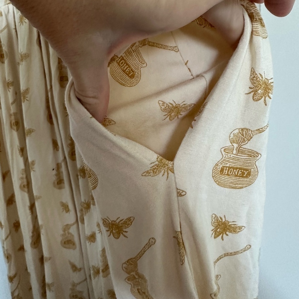 Kate Quinn Mama Dress with Honey - Picture 2 of 3